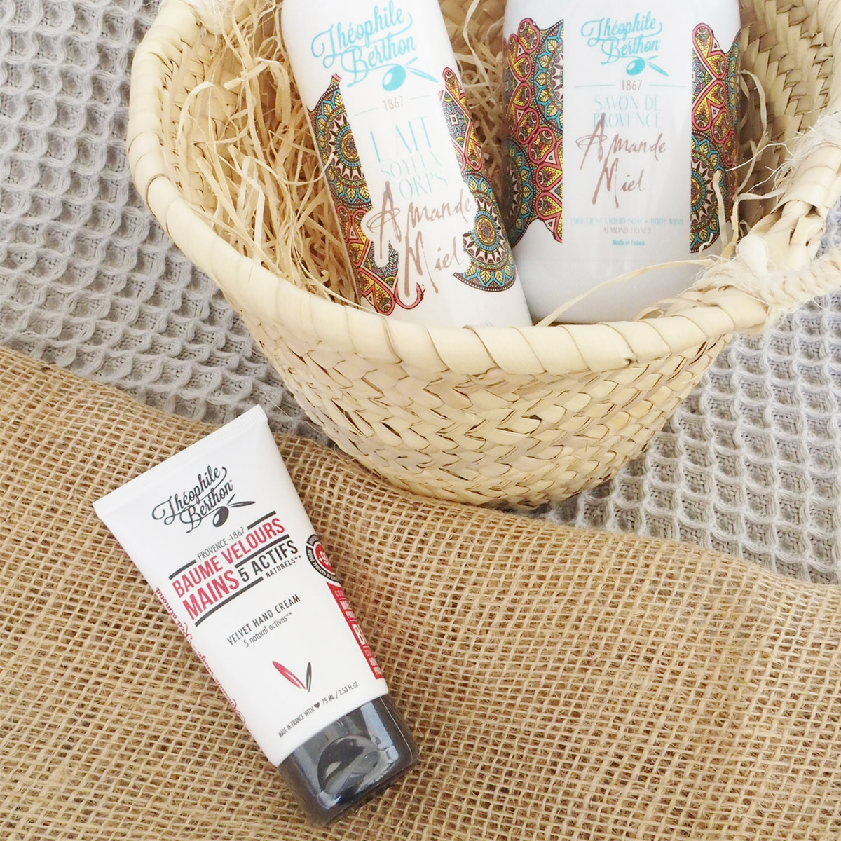 Théophile Berthon Baume Velours Mains et Ongles 75ml amande rouge